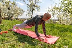 里弗斯：字母哥不会随队前往底特律，格林明天接受MRI检查