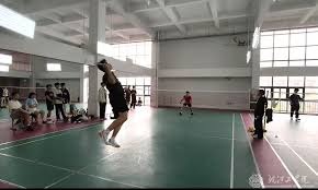 只要库里不爆发，联盟29位教练，谁都能拿捏科尔。库里把科尔带到不属于科尔的高度。没有库里谁认识科尔。没有库里科尔没有现在的成绩